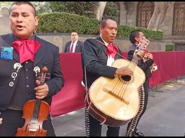 Mariachis le cantan de nueva cuenta a Marcelo Ebrard al salir de la antigua sede del Senado