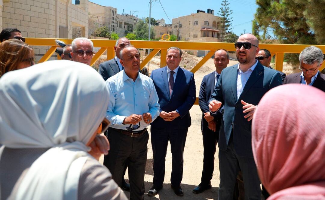 Diplomáticos de 27 países europeos, americanos, árabes y asiáticos participaban en la visita organizada por el Ministerio de Exteriores palestino a la localidad de Yenín, en el norte de Cisjordania ocupada, contra la que abrió fuego el Ejército israelí. Foto: EFE