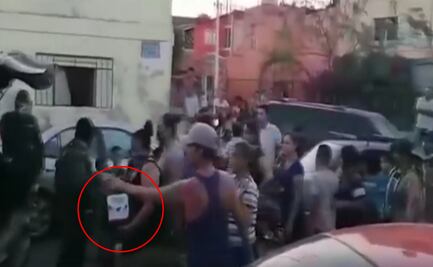 Hombres armados entregan despensas frente a centro cultural de Zapopan