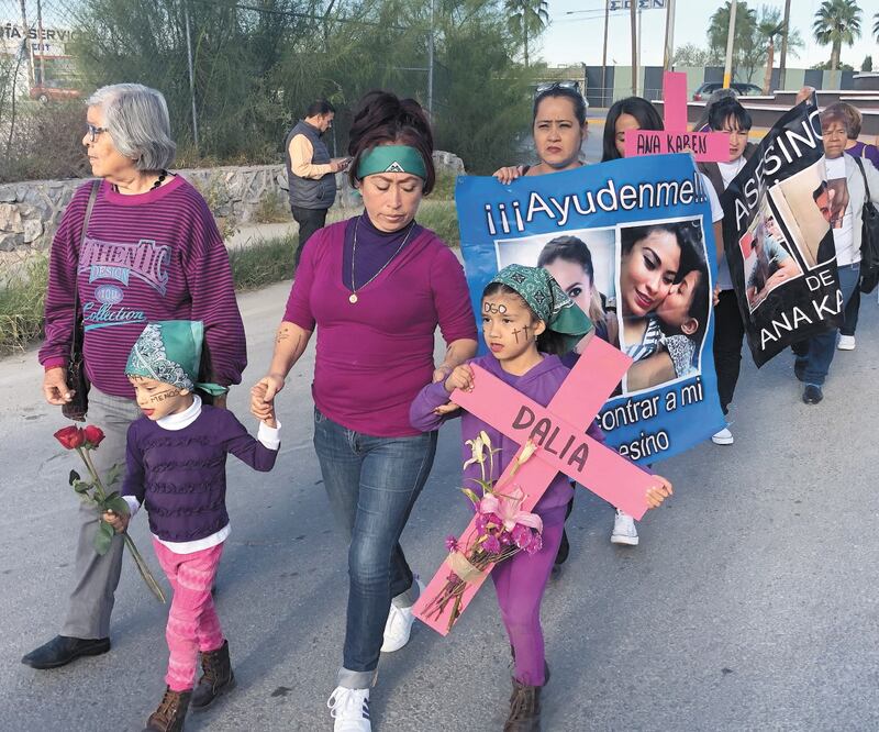 Familiares y amigos de Imelda la acompañan durante una marcha para exigir justicia para su hija Dalia; la madre lamenta tener que pasar por penurias, revictimizaciones e indiferencia de las autoridades. Foto/FRANCISCO RODRÍGUEZ. EL UNIVERSAL