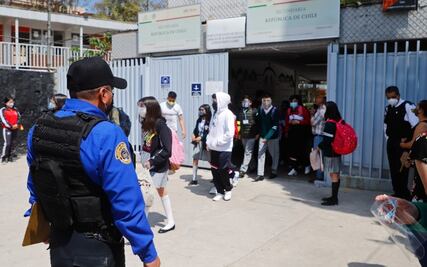 Papás de alumna, herida por esquirla, denuncian a menor que metió arma a secundaria de Iztapalapa