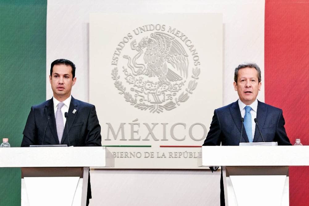 El director general del IMSS, Tuffic Miguel Ortega, y el vocero del gobierno de la República, Eduardo Sánchez Hernández, ayer en conferencia de prensa en Los Pinos (PRESIDENCIA)