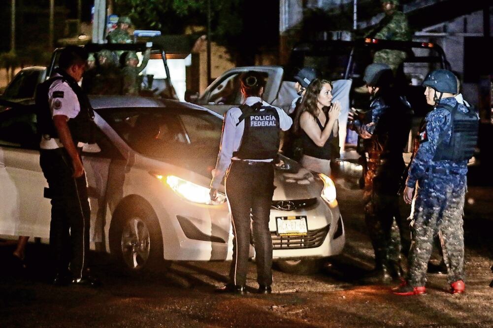 Elementos del Ejército resguardan las calles luego de las balaceras suscitadas en la Costera Miguel Alemán (FRANCISCA MEZA. EFE)