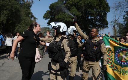 Lanzan gas lacrimógeno a manifestantes en inmediaciones del Museo de Brasil