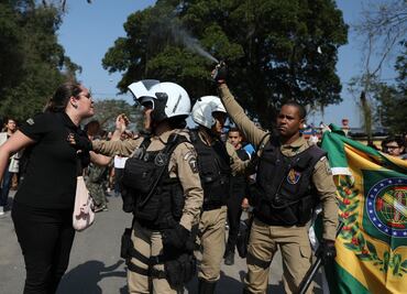 Lanzan gas lacrimógeno a manifestantes en inmediaciones del Museo de Brasil
