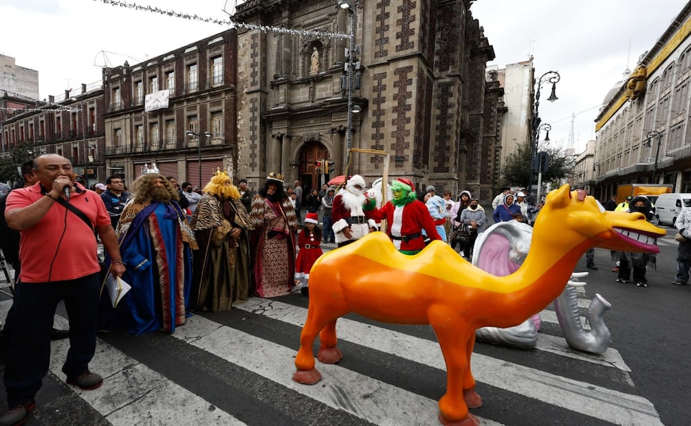 Santa Claus y Reyes Magos bloquean vialidades; exigen espacios para trabajar en el Centro Histórico. Foto: Diego Simón
