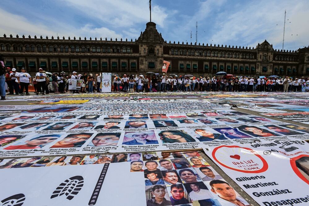 Madres buscadoras llegaron al Zócalo capitalino donde colocaron las fichas de búsqueda de sus hijos, fotos y cartulinas con la historia de la desaparición o asesinato. Foto: de Gabriel Pano. El Universal