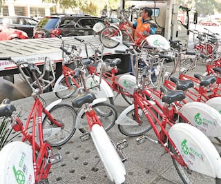 Cae mujer que robaba bicis de alquiler por aplicación