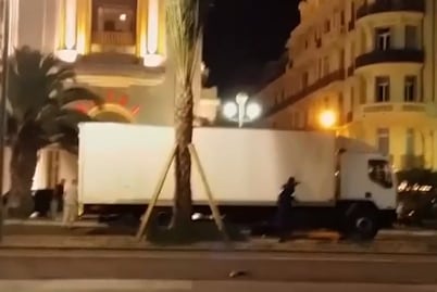 Muestran momento en que policía dispara contra camión en Niza