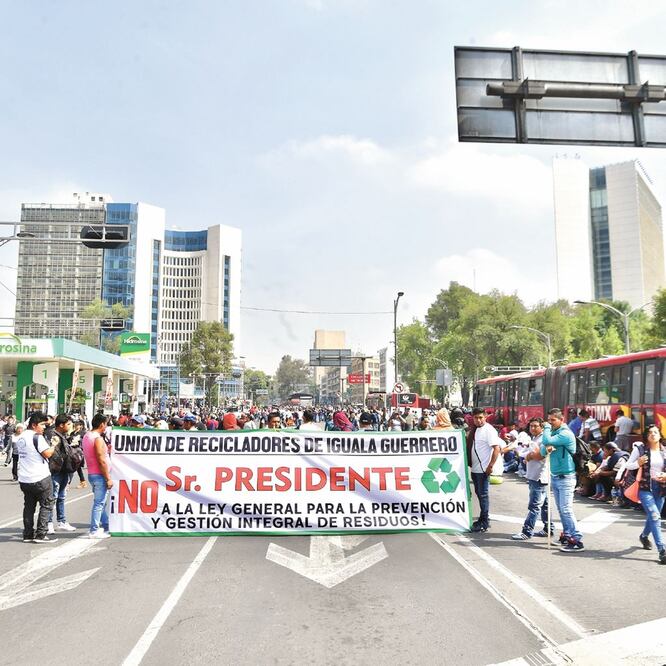 Los inconformes se congregaron en Paseo de la Reforma e Insurgentes, a la altura del Senado de la República, donde se mantuvieron tres horas; con un tractocamión cerraron el carril confinado del Metrobús. HUGO GARCÍA. EL UNIVERSAL