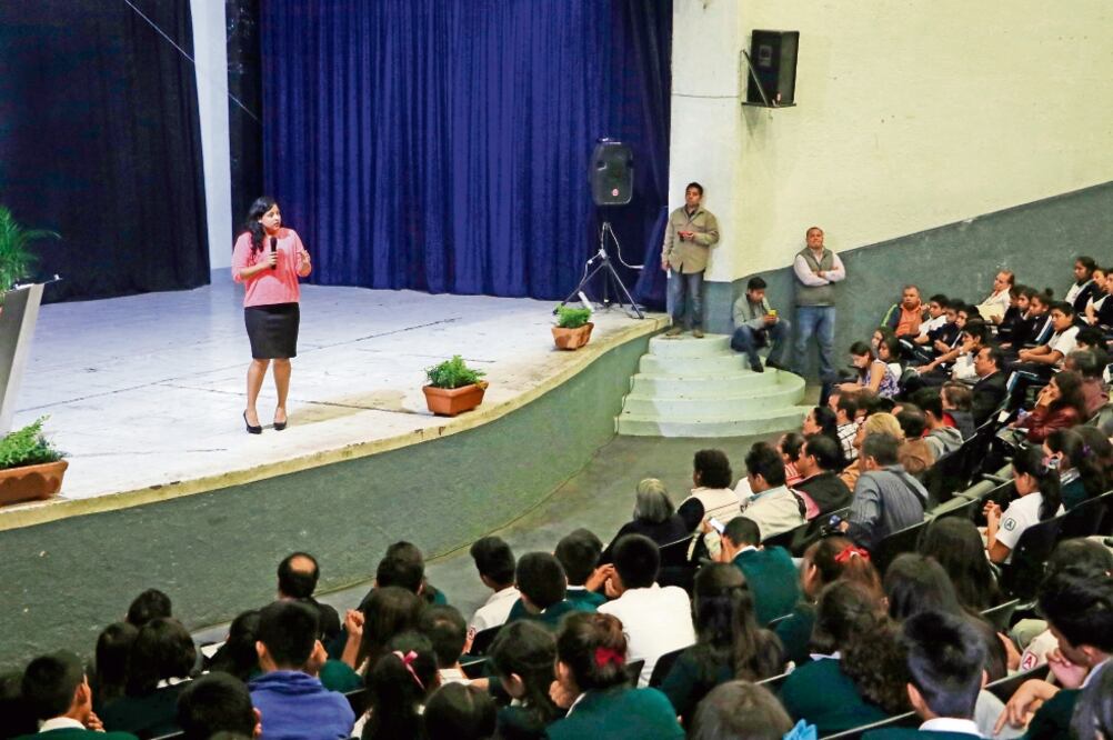 Al participar en la conferencia “Con la trata no se trata”, Karla denunció que policías de Tlaxcala también abusaban de las chicas en los prostíbulos (CIUDADANOS MX)