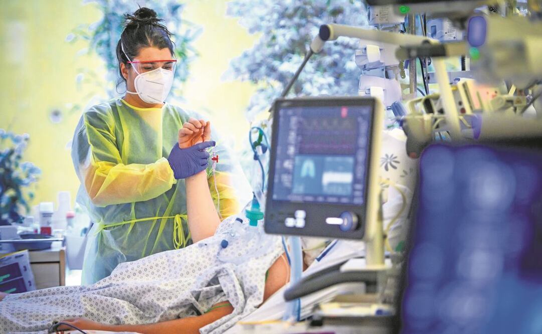 Una doctora trata a un paciente con coronavirus en la unidad de cuidados intensivos, ayer en un hospital en Neuchatel, Suiza. Foto: LAURENT GILLIERON. AP.