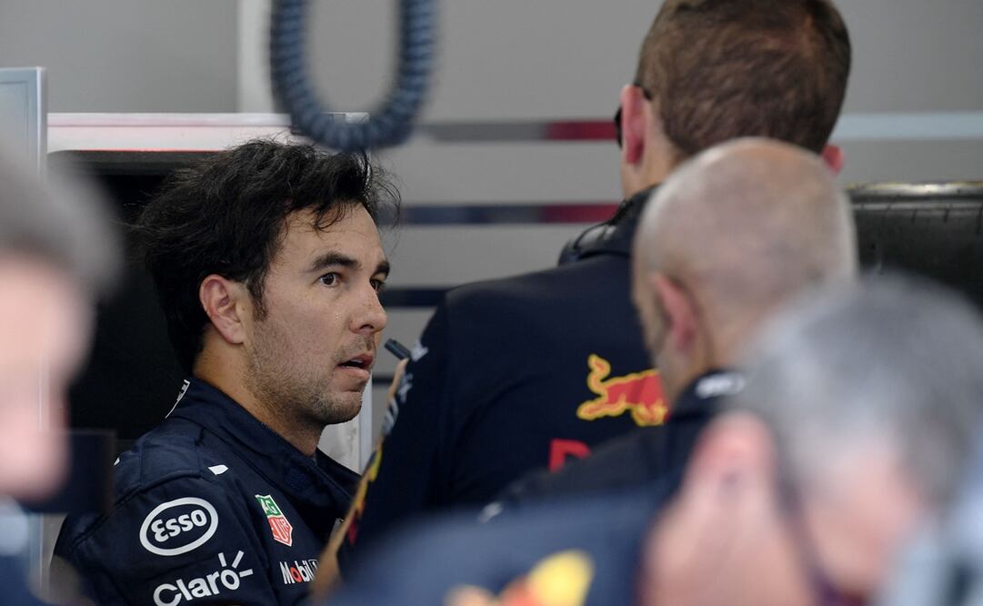 Checo Pérez con el equipo de Red Bull - FOTO: AFP