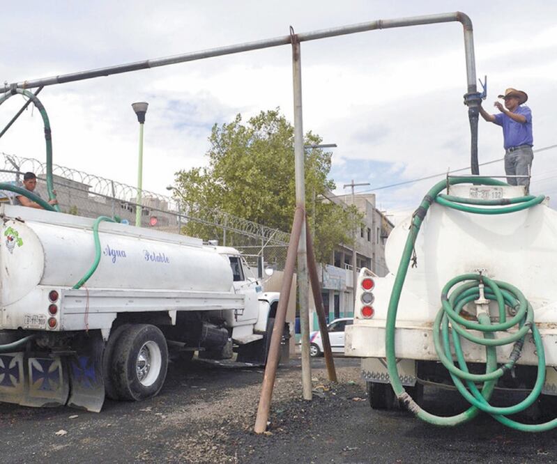 Del 3 al 6 de enero próximo, 10 pipas abastecerán de agua a los municipios de Nezahualcóyotl, La Paz y Valle de Chalco. Foto/Especial