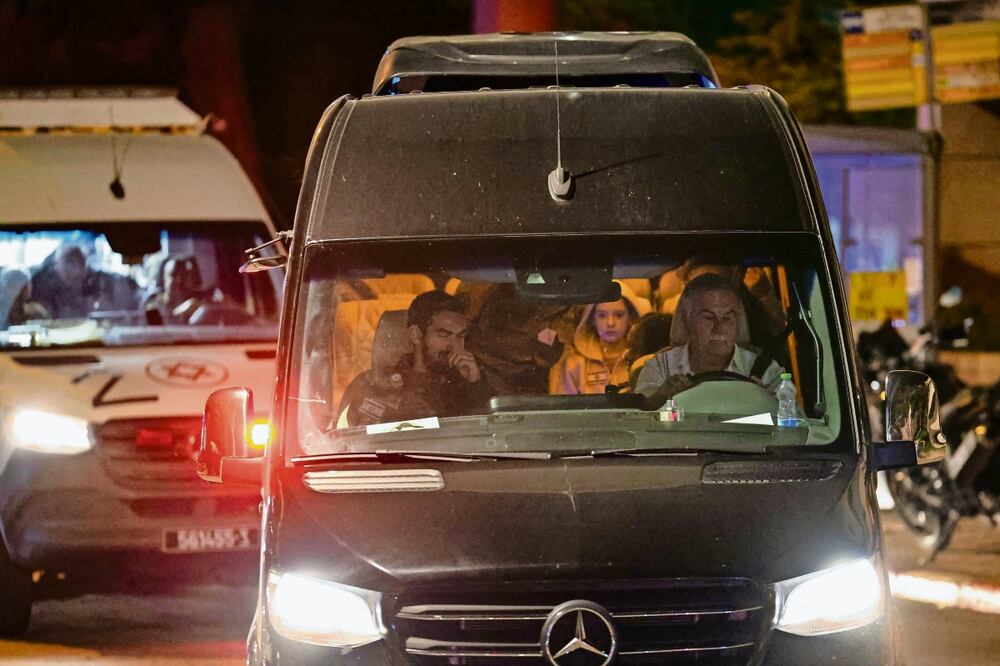 Un convoy que transporta rehenes israelíes liberados por Hamas desde la Franja de Gaza, al llegar ayer al Centro Médico Sheba. Foto: Jack Guez | AFP | Ap