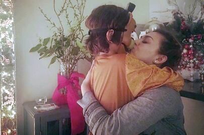 Critican beso de Arámbula a su hijo