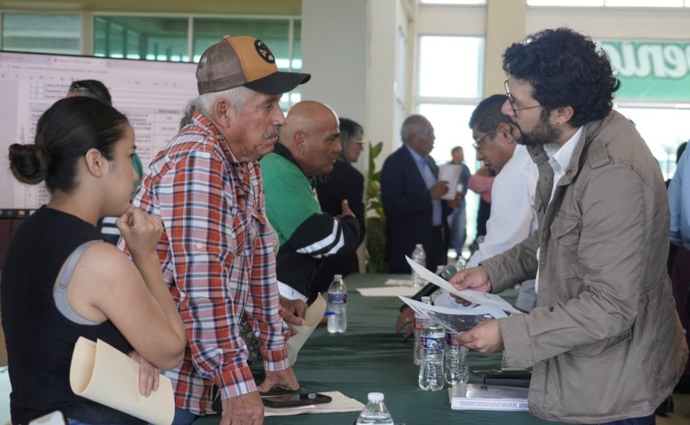 Reunión entre el secretario del trabajo y previsión social, Marath Bolaños, y familiares de los 63 mineros de Pasta de Conchos, Coahuila. Foto: X @marathb