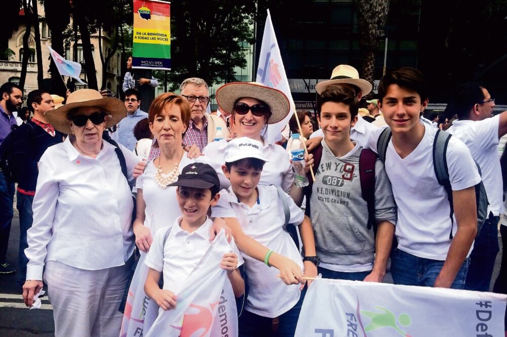 Elena Fuentes (izq.), sus dos hijas y cuatro nietos viajaron desde Huixquiluca n para sumarse a la movilización del Frente Nacional por la Familia (ASTRID RIVERA. EL UNIVERSAL)