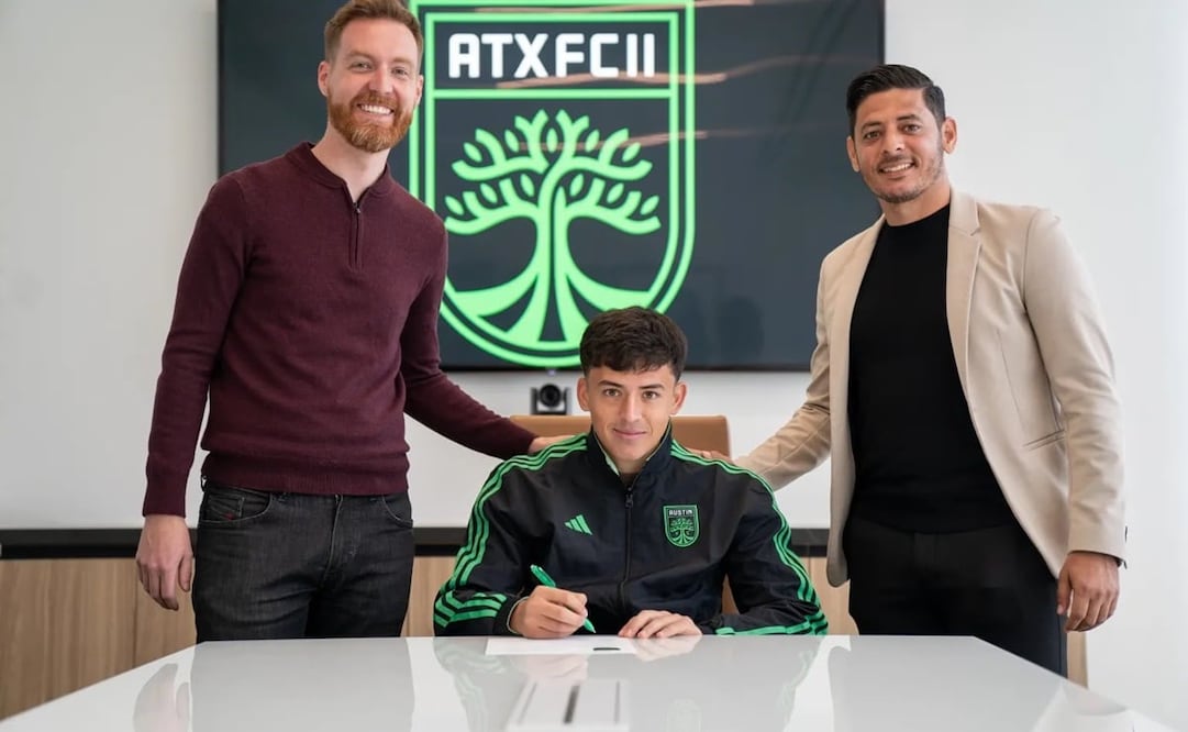 Christo Vela firmando su contrato / Foto: Alejandro Vela