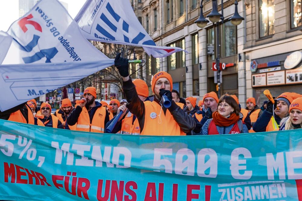 Empleados del sector del transporte público se manifiestan mientras organizan una huelga en Frankfurt para impulsar aumento salarial.