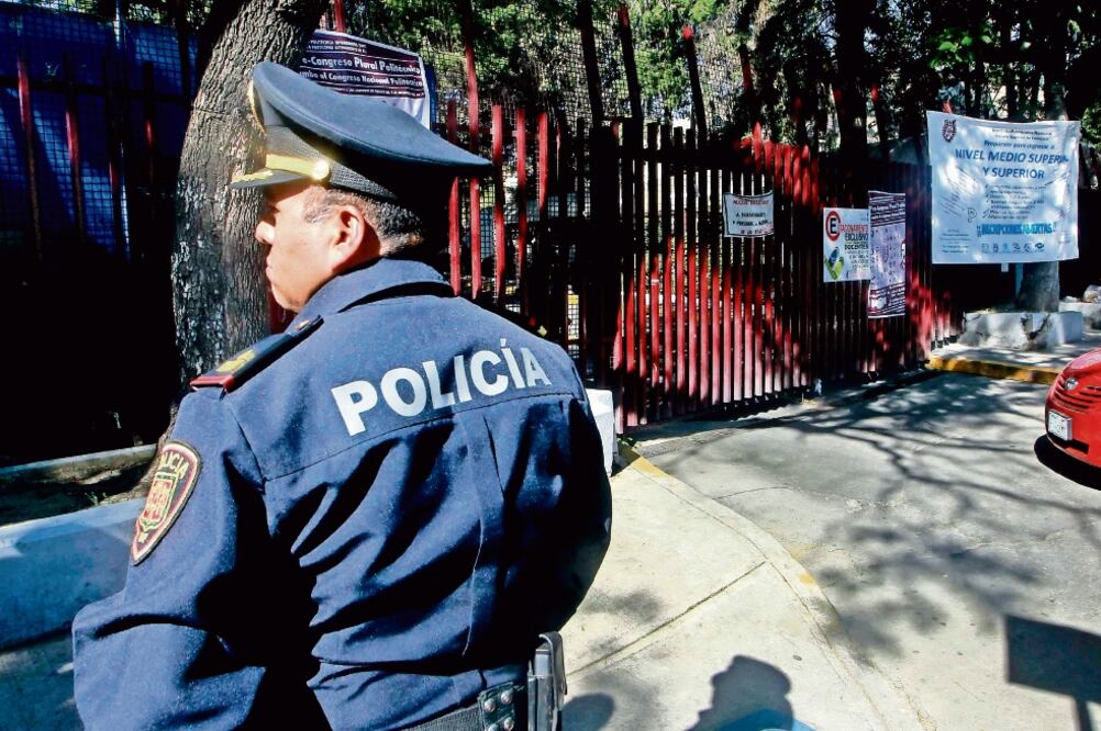 Luego del asalto se implementó un operativo de seguridad en las inmediaciones del plantel para dar con los responsables del robo. (ARCHIVO EL UNIVERSAL)