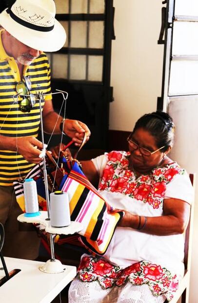 A indígenas mayas les pagan 200 pesos por adornar bolsas de 28 mil