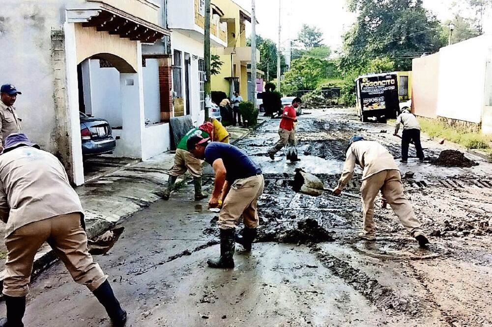 Personal del municipio de Xalapa acudió a atender las afectaciones, pues el agua salía hasta por las alcantarillas (ÉDGAR ÁVILA. EL UNIVERSAL)
