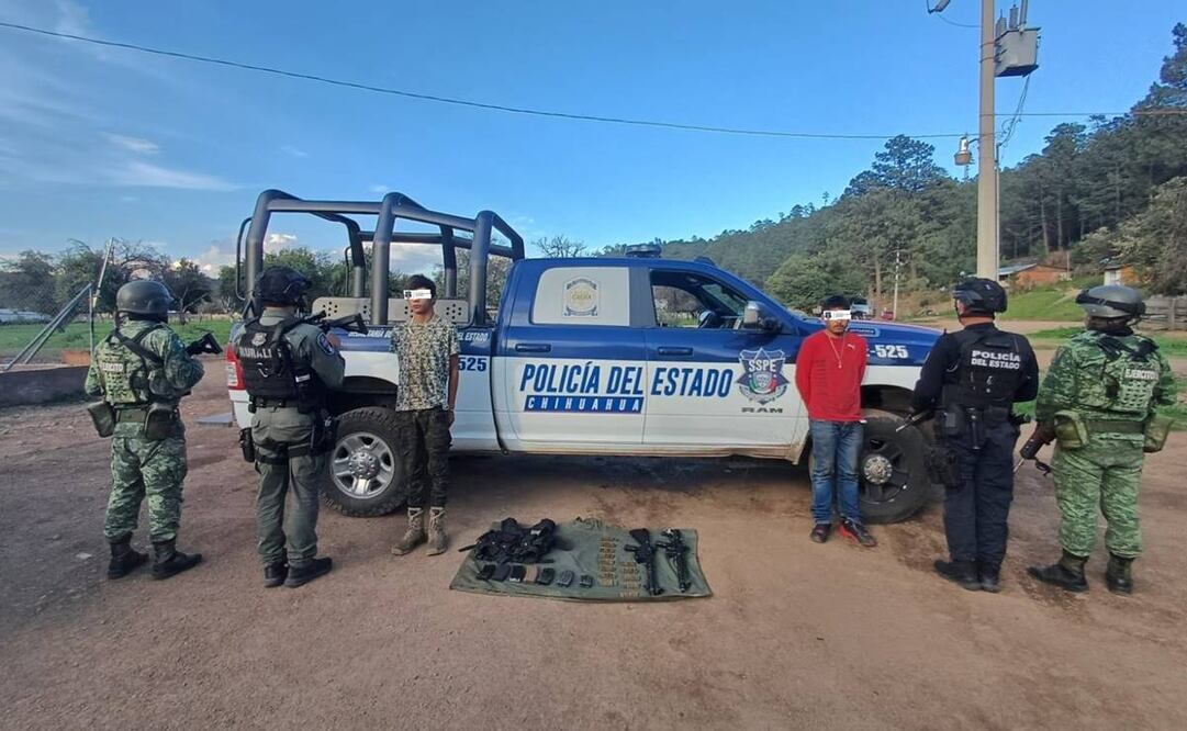 En Chihuahua detienen a dos por posición de armas exclusivas y equipo táctico. Foto: especial