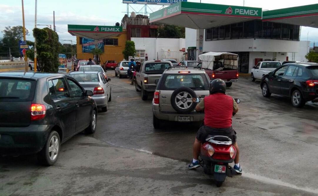 Automovilistas realizan compras de pánico ante posibles bloqueos./Agencia Quadratín