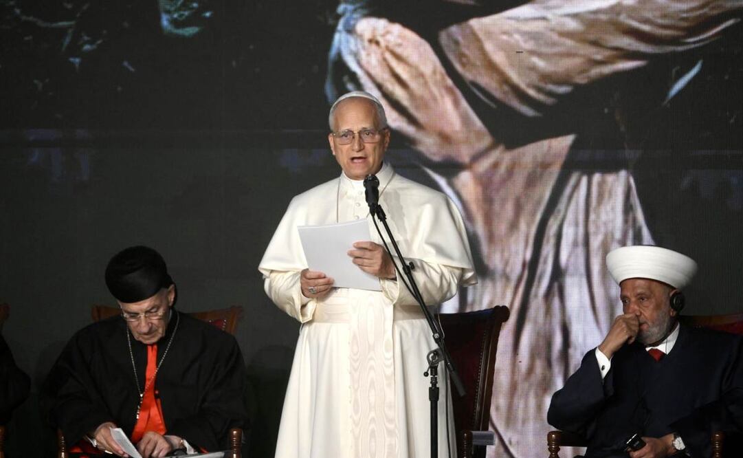 El Papa León XIV (C) durante un encuentro ecuménico e interreligioso en la Plaza de los Mártires de Beirut, Líbano, el 1 de diciembre de 2025. El Papa León XIV realiza su primera visita apostólica fuera de Italia desde su elección como pontífice. Visitó Turquía el 27 de noviembre y continúa su viaje al Líbano del 30 de noviembre al 2 de diciembre. Foto: EFE