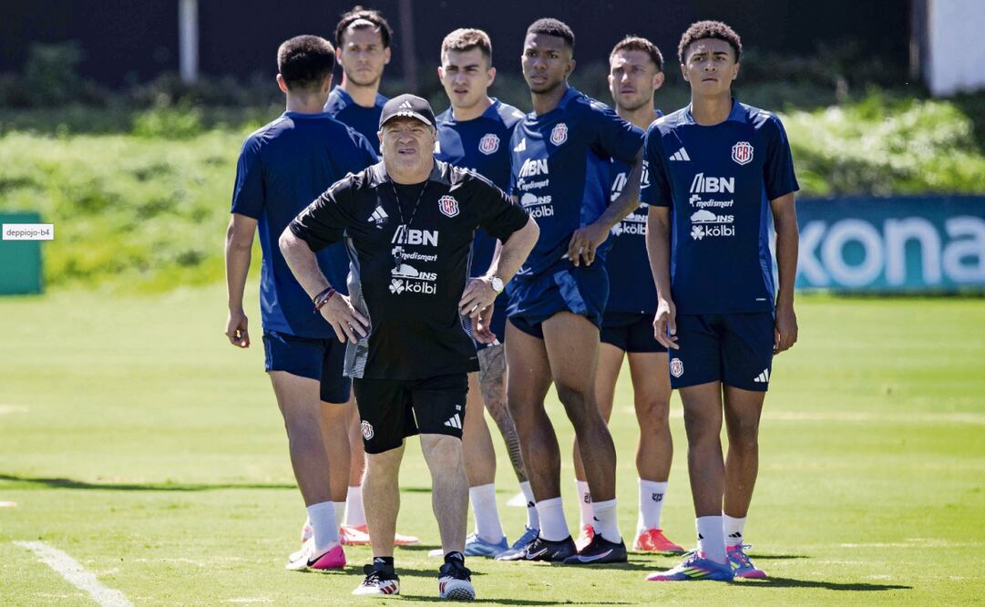 El entrenador de la selección de fútbol de Costa Rica, Miguel Herrera, dirige un entrenamiento este martes, en San José, Costa Rica. La selección de fútbol costarriqueña entrenó con el equipo completo con la mira puesta en los partidos eliminatorios al Mundial de 2026 contra Bahamas, y Trinidad y Tobago, en los que buscará sellar su clasificación a la siguiente ronda. Foto: Jeffrey Arguedas / EFE