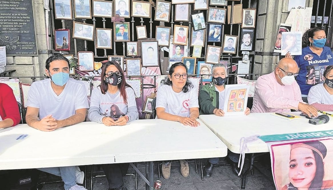En el memorial de víctimas, afuera del Palacio de Gobierno, la briga-da detalló que los hallazgos se dieron en una superficie de 800 metros. Foto: Justino Miranda. El Universal