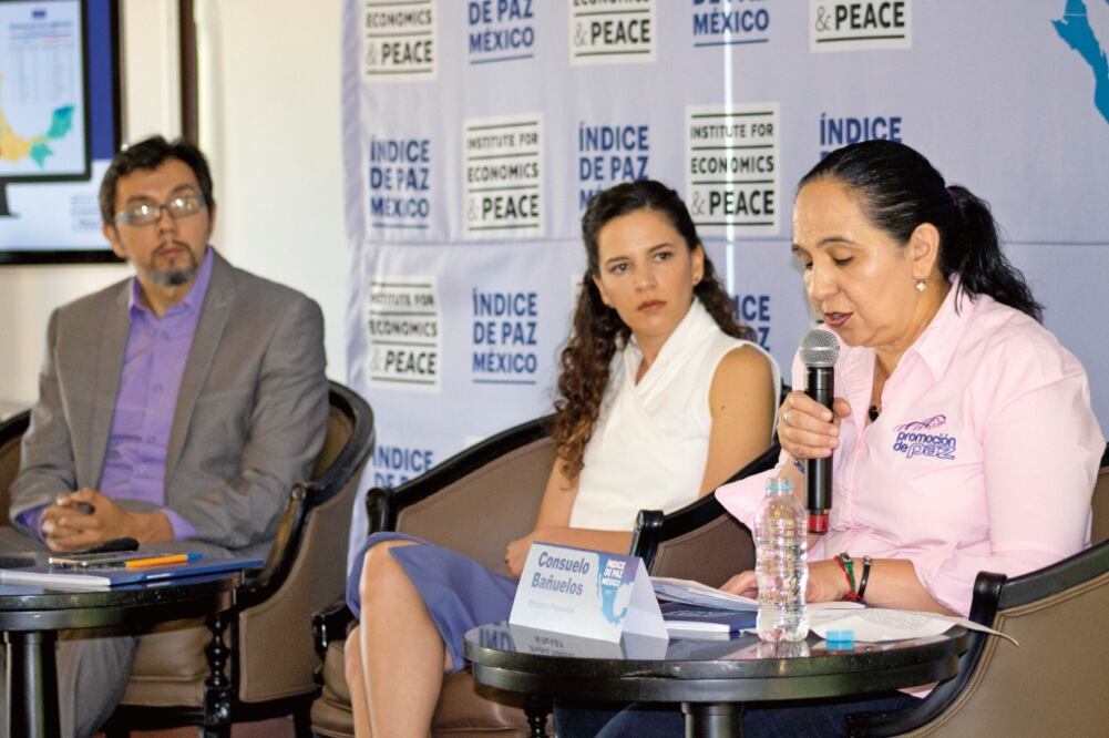 El investigador Luis Daniel Vázquez, Patricia de Obeso, coordinadora del Insituto para la Economía y la Paz, y Consuelo Bañuelos, directora de Promoción de Paz, ayer en la presentación del Índice de Paz 2017. (JENNIFER NAVA. EL UNIVERSAL)