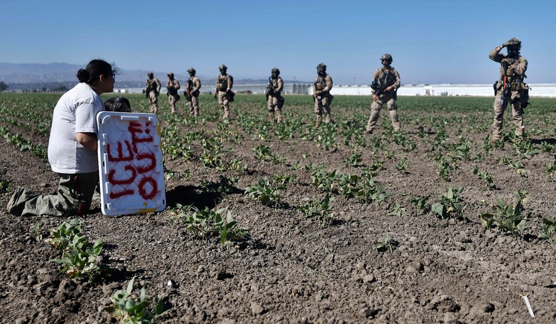 Agentes federales bloquean a personas que protestaban contra una redada de inmigración del ICE en una granja de cannabis con licencia en Camarillo, California, el 10 de julio de 2025. Foto: AFP