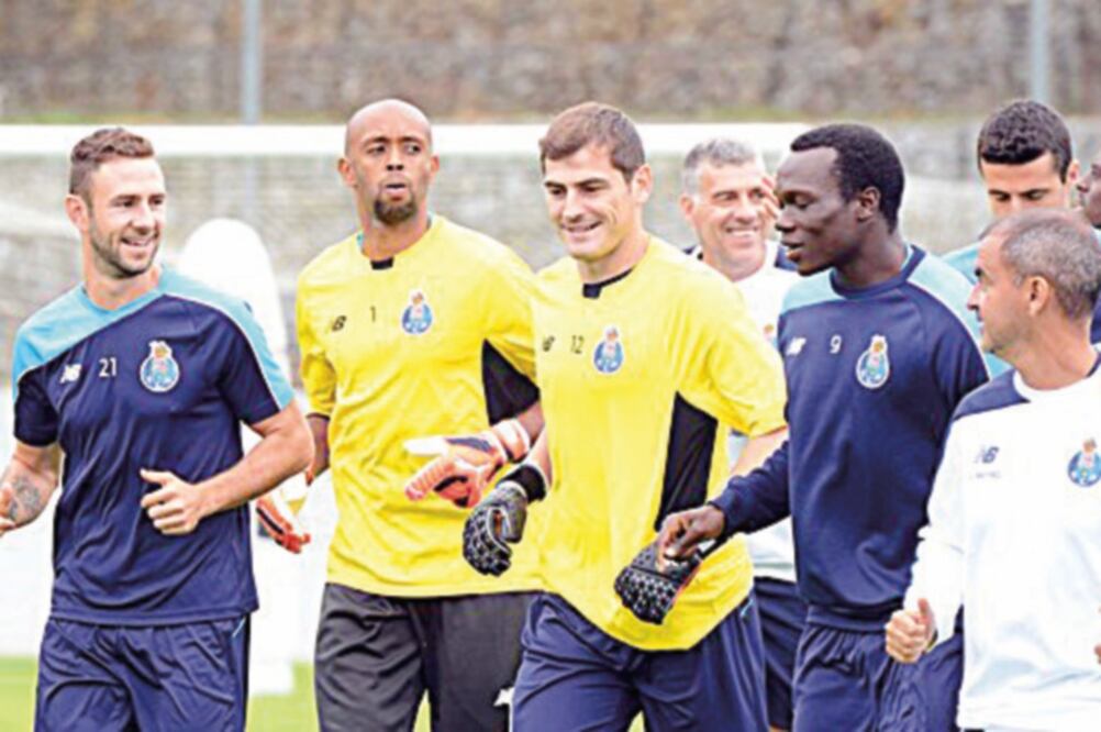 Miguel Layún charla con Íker Casillas en el entrenamientos del club luso (CORTESÍA CLUB PORTO)
