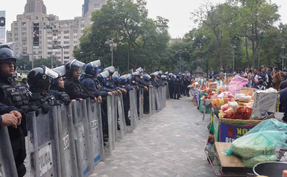 Aproximadamente 80 comerciantes ambulantes fueron replegados por elementos de la SSC hasta el monumento a Beethoven en la alameda central.
Foto: Francisco Rodríguez/EL UNIVERSAL