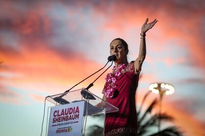 Sheinbaum comparte video de su caída al bailar banda en Mazatlán