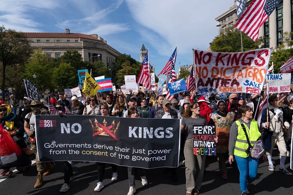 Manifestantes marchan hacia el National Mall durante una protesta contra el presidente Donald Trump, en Washington. Foto: AP