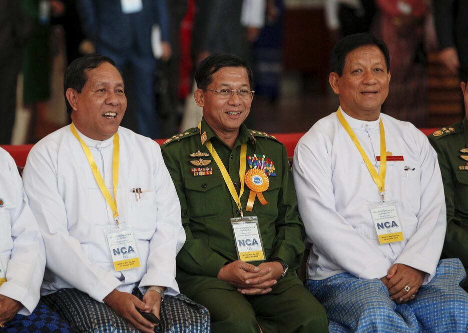 A la ceremonia acudieron los representantes de los ocho grupos y funcionarios del gobierno birmano encabezados por el presidente Thein Sein y el comandante en jefe del ejército, general Min Aung Hlaing (c) (REUTERS)