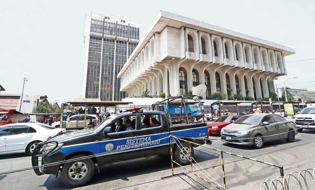 Edificio de las salas de tribunales de Guatemala, en donde se espera que mañana por la tarde se realice la audiencia para definir la ruta legal a seguir en co nt ra de Javier Duarte de Ochoa (LUIS CORTÉS EL UNIVERSAL)