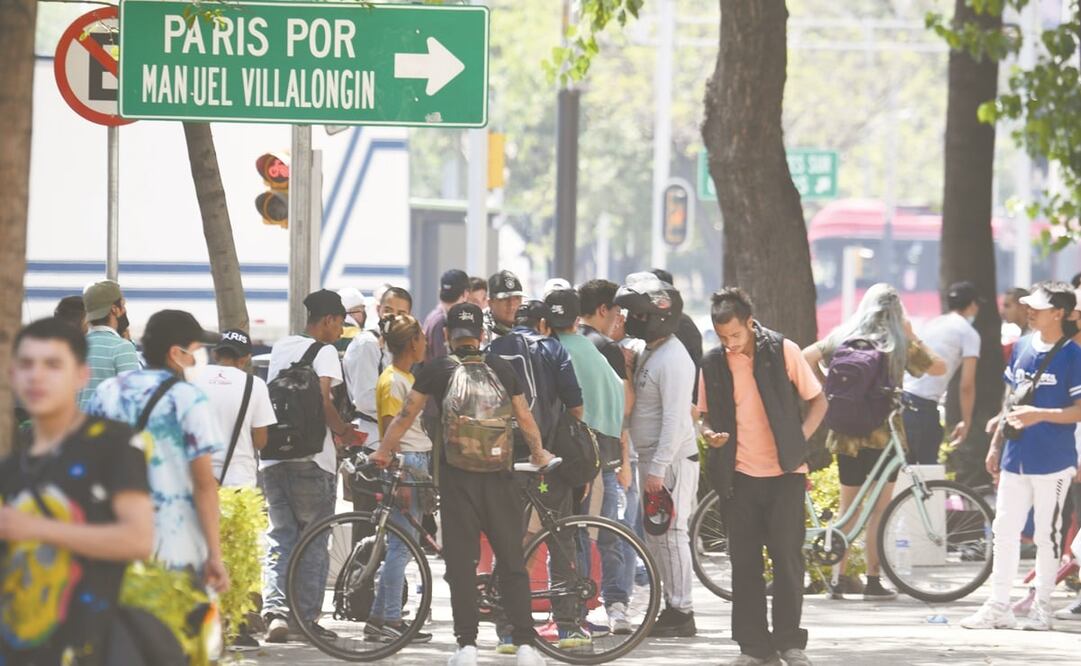 Tras ser desalojados de las inmediaciones del Senado, miembros del plantón canábico bloquearon Reforma por media hora. Foto: Hugo García. EL UNIVERSAL