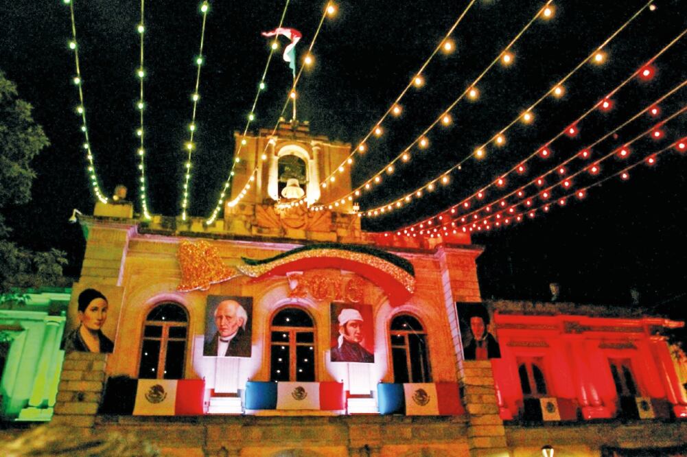 En el marco de la celebración del tradicional Grito de Independencia, las trompetas, banderas, sombreros y serpentinas pintaron de color verde, blanco y rojo, las calles de Oaxaca (YAZMÍN RODRÍGUEZ. EL UNIVERSAL)