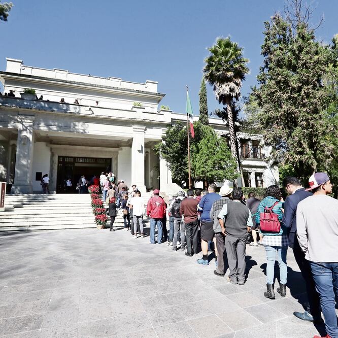 Desde temprano se observaron largas filas de personas que acudieron de todas partes de la República para entrar a recorrer la que fue residencia oficial de los titulares del Ejecutivo federal. (FOTOS: ARIEL OJEDA. EL UNIVERSAL)