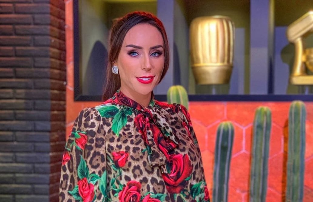 La conductora lució una blusa estampada y unos paper pants. Foto: Instagram