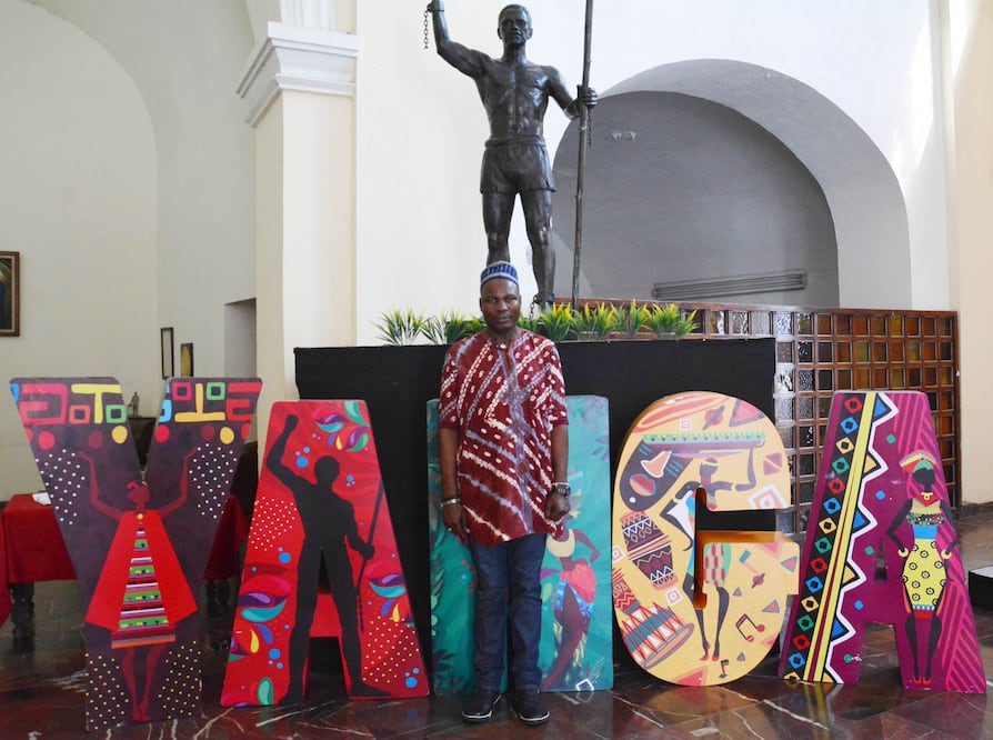 El príncipe de Camerún, Jean Louis Bingna, recorrió la exposición “Yanga”, la cual muestra vestigios de la cultura africana, sus usos y costumbres (Foto: Especial)