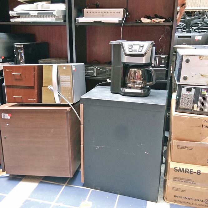 Mientras el grupo parlamentario del PRI en la Cámara de Diputados optó por dar muebles y utensilios, la fracción PES luce mobiliario renobado. (Alejandra Canchola)