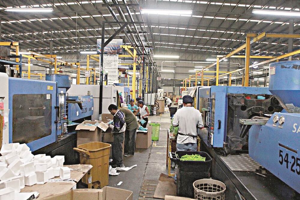 Aunque la actividad productiva  se aceleró ligeramente en abril al registrar 2.4%, la industria reportó el nivel más bajo de los últimos 13 meses. Foto Archivo/EL UNIVERSAL