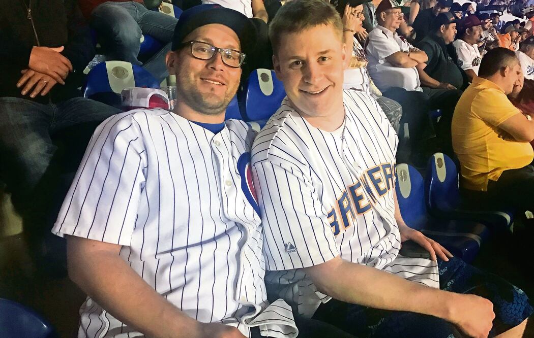 Nick Smith (der) es fiel seguidor de los Brewers de Milwaukee (ARIEL VELÁZQUEZ. EL UNIVERSAL)