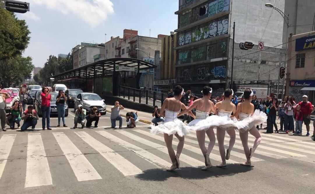 Ballet dancers in the middle of the street - Photo: Taken from Teatros CDMX's Facebook account