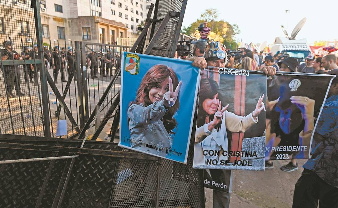 Simpatizantes de Cristina Fernández de Kirchner protestaron ayer en Buenos Aires por la sentencia.Foto: Luis Robayo/ AFP